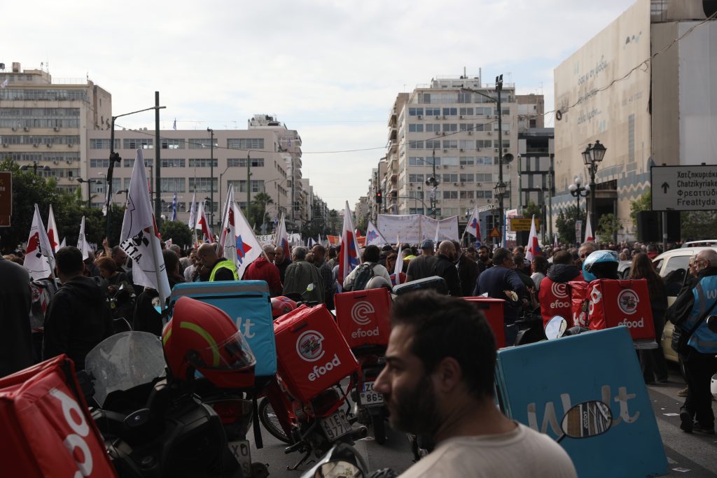 Στους δρόμους οι λιμενεργάτες: Απεργιακή συγκέντρωση στο Δημοτικό Θέατρο Πειραιά και δεμένα τα πλοία – «Δεν δουλεύουμε για τον πόλεμο τους»