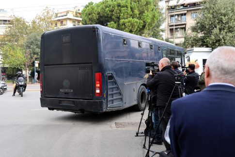 Κακουργηματικές διώξεις στους τρεις συλληφθέντες για τη φονική έκρηξη στη Πλάκα – Ποιες κατηγορίες αντιμετωπίζουν, το «βαρύ» ποινικό τους παρελθόν