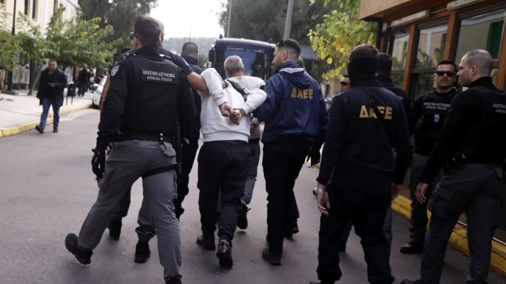 Βίντεο ντοκουμέντο του ΕΡΤnews: Καρέ καρέ η διαφυγή των τριών δραστών από το κτίριο στην Πλάκα – Απολογούνται τη Δευτέρα