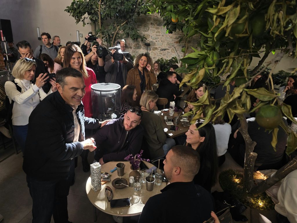 Συνάντηση Τσίπρα με φοιτητές στον Βόλο: «Οι πολιτικές Μητσοτάκη στερούν από τους νέους το δικαίωμα στο όνειρο»
