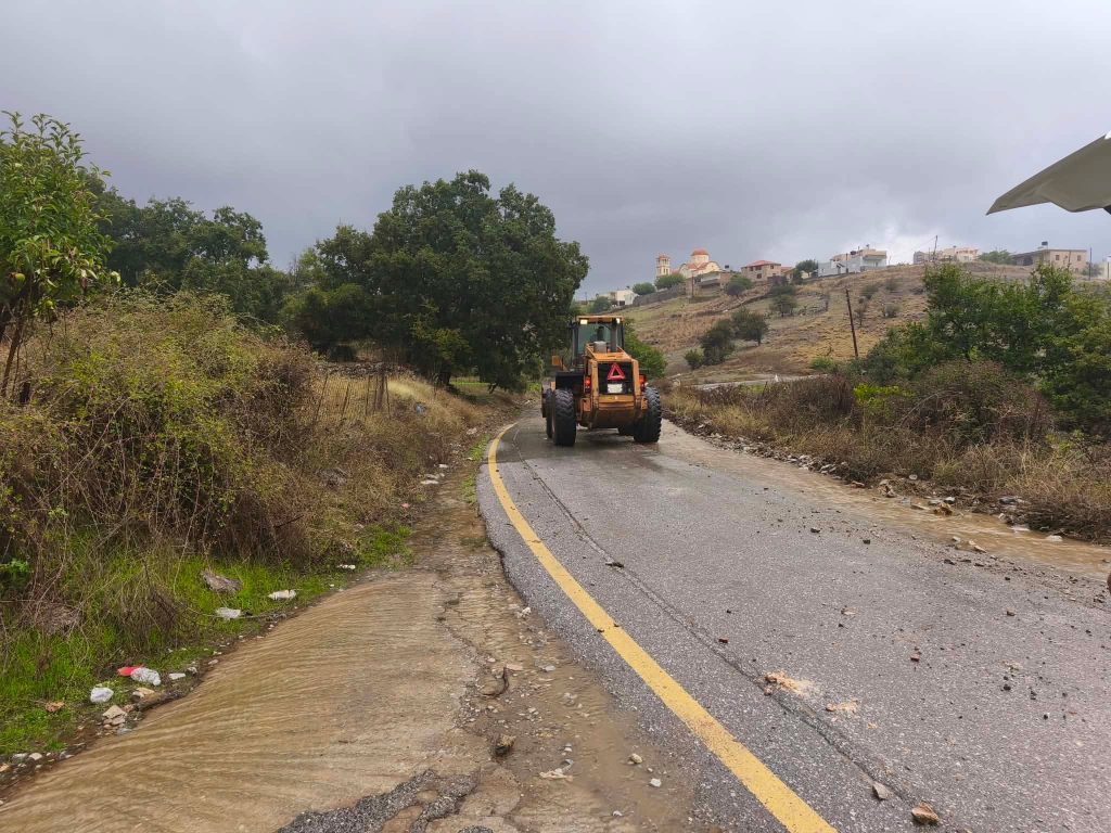 Ρέθυμνο: Ξεχείλισε ποταμός από την κακοκαιρία στα Ζωνιανά – Απεγκλωβίστηκε οδηγός από αυτοκίνητο