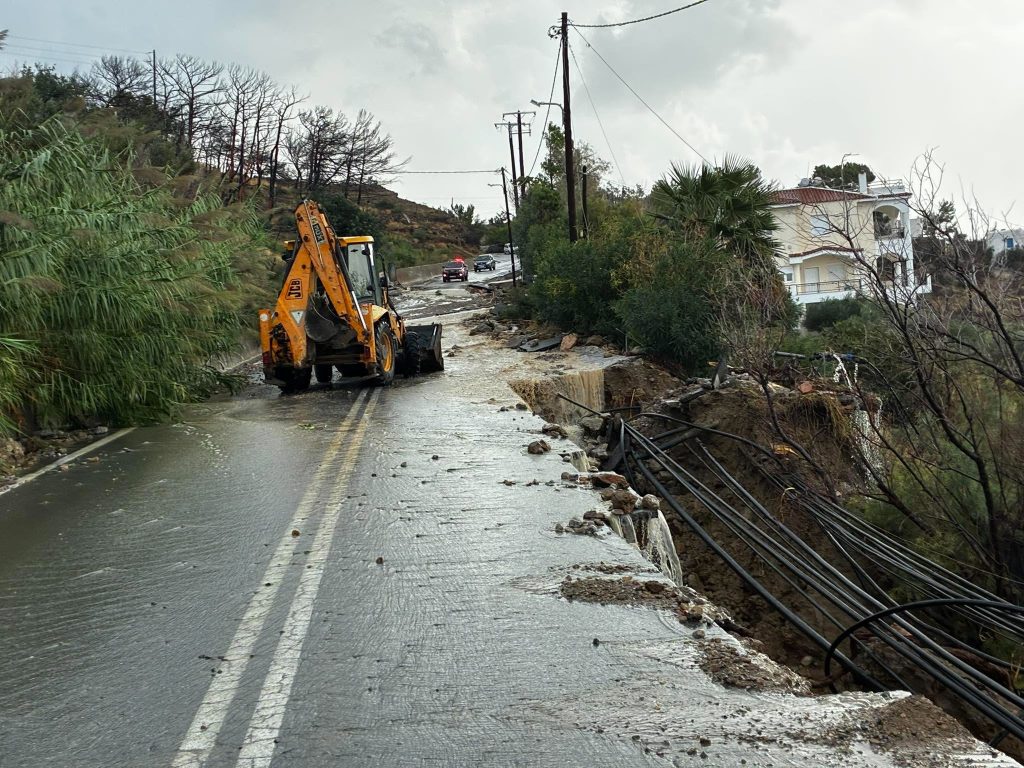 Η κακοκαιρία χτυπά την Κρήτη: Στη θάλασσα κατέληξε το ρεύμα κυκλοφορίας προς Σητεία – 23 άτομα απεγκλωβίστηκαν από αυτοκίνητα