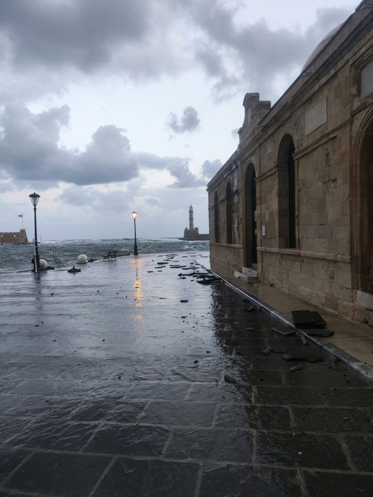 Χανιά: Ισχυρές βροχοπτώσεις και θυελλώδεις άνεμοι – Στο λιθόστρωτο του παλιού λιμανιού τα κύματα