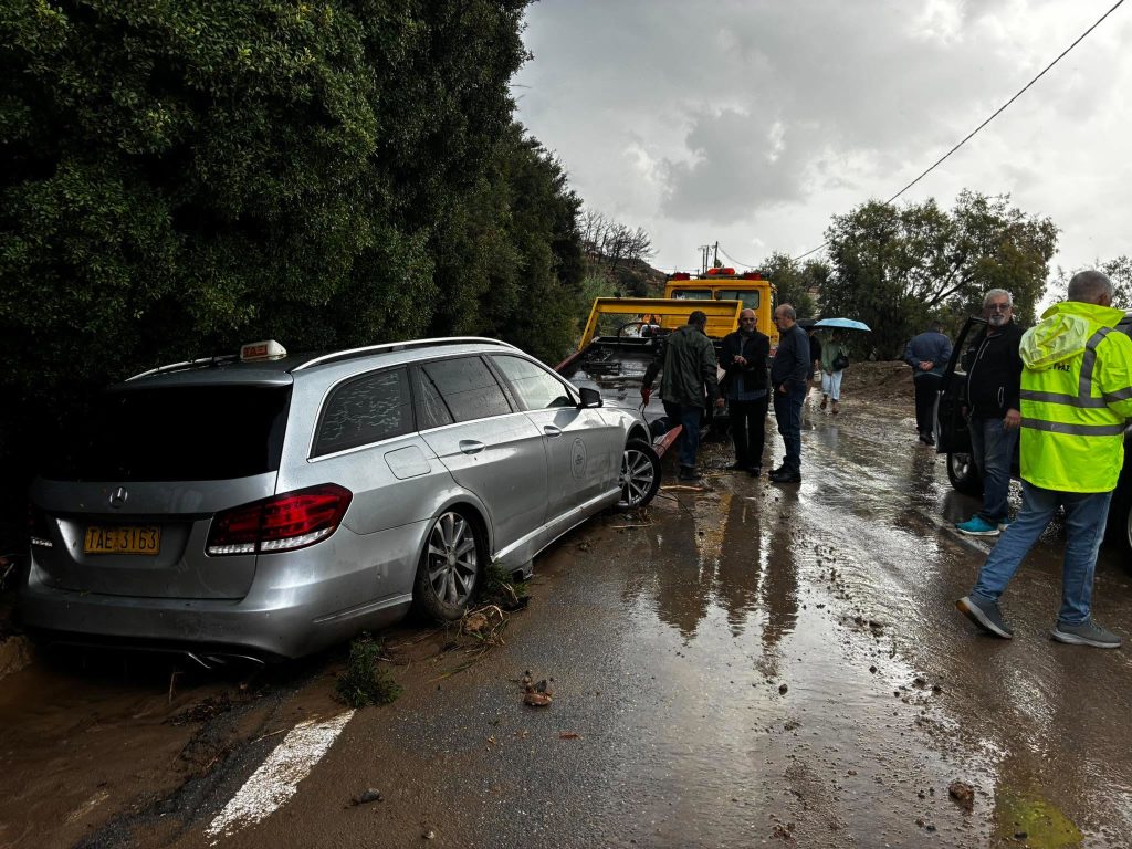 Η κακοκαιρία χτυπά την Κρήτη: Στη θάλασσα κατέληξε το ρεύμα κυκλοφορίας προς Σητεία – 23 άτομα απεγκλωβίστηκαν από αυτοκίνητα