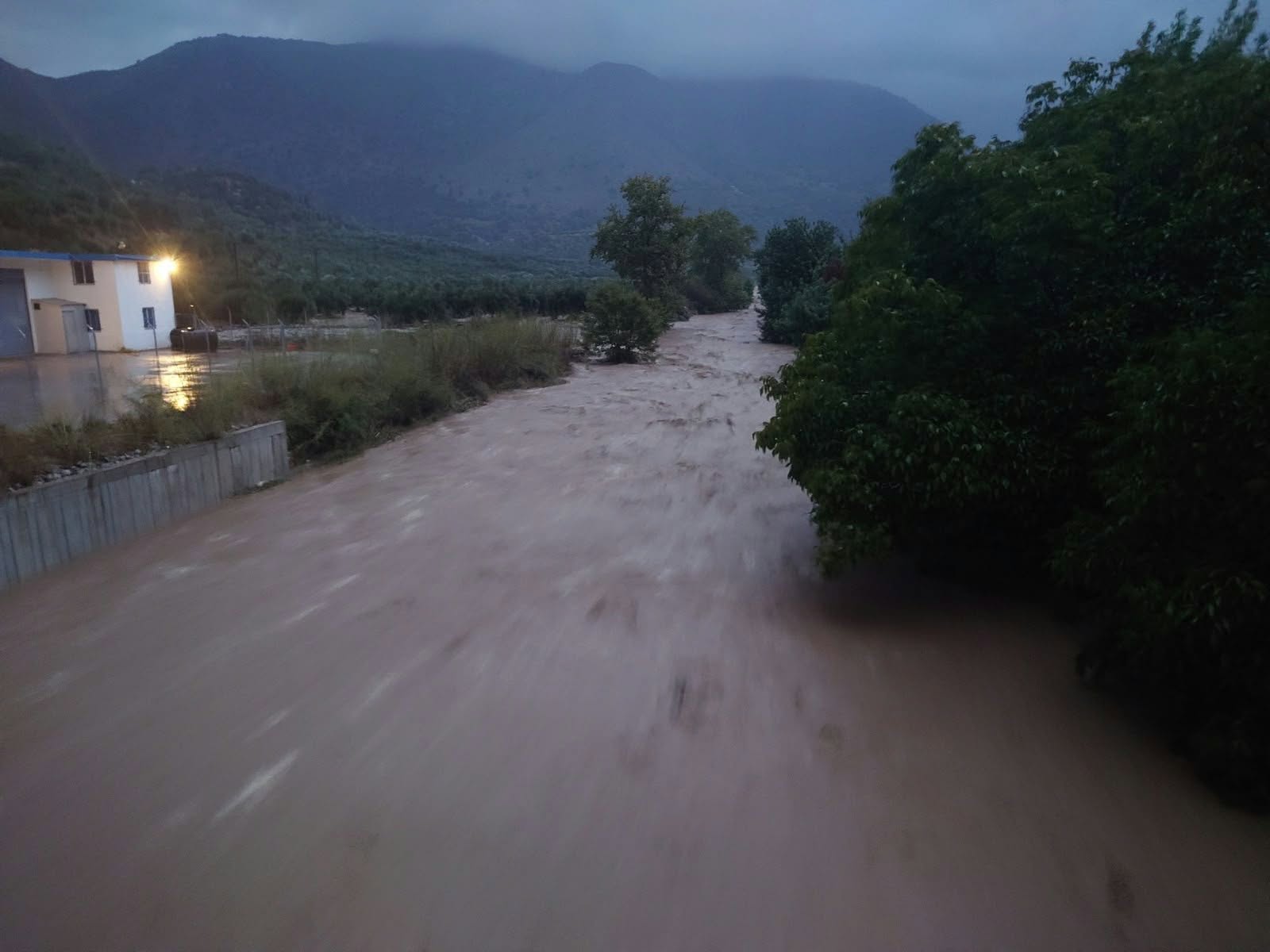 Ρέθυμνο: Ξεχείλισε ποταμός από την κακοκαιρία στα Ζωνιανά – Απεγκλωβίστηκε οδηγός από αυτοκίνητο