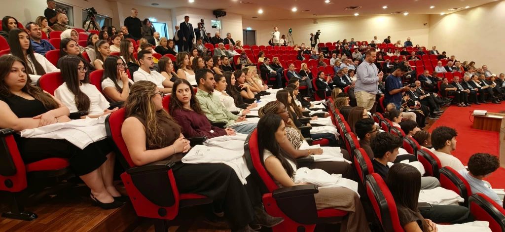 Πανεπιστήμιο Πατρών: Πρεμιέρα για το αγγλόφωνο τμήμα Ιατρικής παρουσία Ζαχαράκη – Ένταση μεταξύ φοιτητών και αστυνομικών δυνάμεων