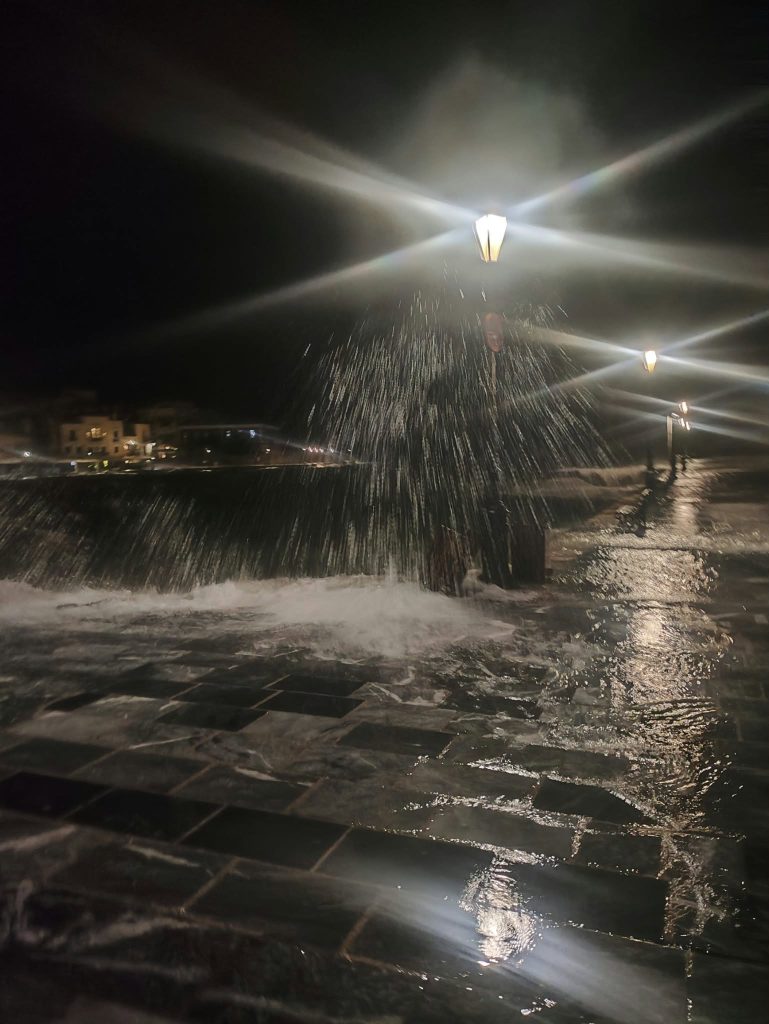 Χανιά: Ισχυρές βροχοπτώσεις και θυελλώδεις άνεμοι – Στο λιθόστρωτο του παλιού λιμανιού τα κύματα