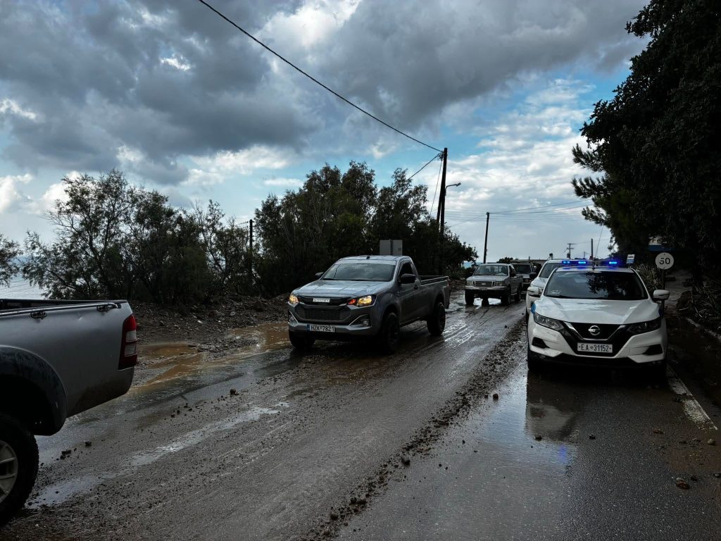 Στη θάλασσα τμήμα του οδικού δικτύου προς Σητεία – 23 απεγκλωβίστηκαν από τα οχήματά τους