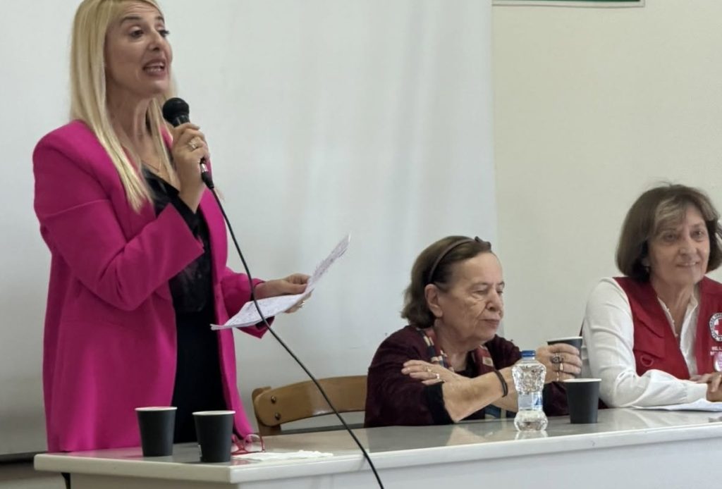«Εκεί, όπου οι λέξεις γίνονται ζωή» – Η συγγραφέας Αλκυόνη Παπαδάκη στο Δημοτικό Γηροκομείο Χανίων