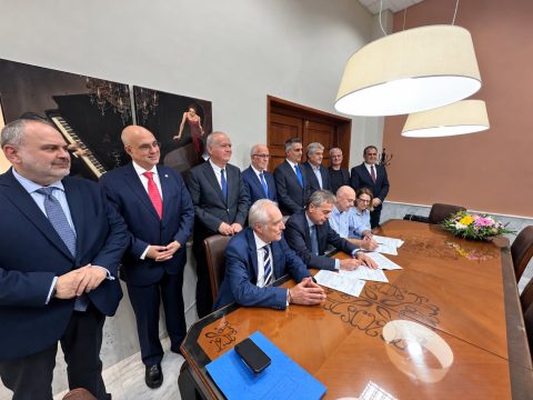 Μένουμε στο σπίτι <br/> και διαβάζουμε ένα καλό βιβλίο