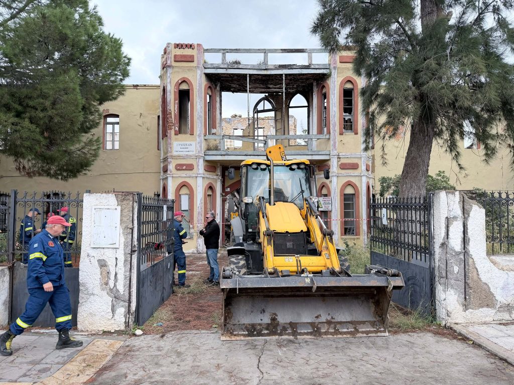 Κατέρρευσε τμήμα του παλιού πολεμικού μουσείου στο κέντρο των Χανίων – Έρευνες της Πυροσβεστικής για τυχόν εγκλωβισμένους