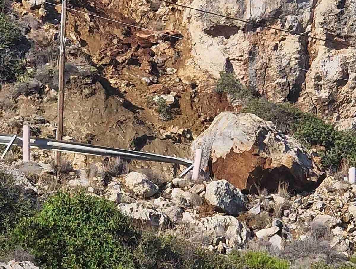 Ρόδος: Πτώση βράχου στο Λαδικό – Κλειστός ο δρόμος προς Άντονι Κουίν