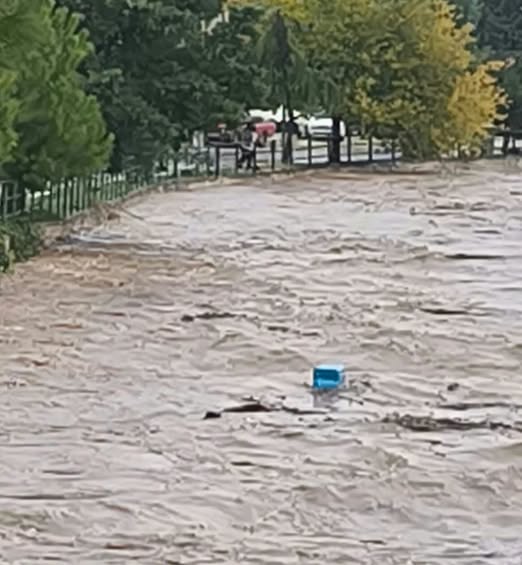 Αλλεπάλληλα 112 για την Εύβοια: Εκκενώνονται τα Ψαχνά – Υποχώρησε το οδόστρωμα από Προκόπι προς Μαντούδι
