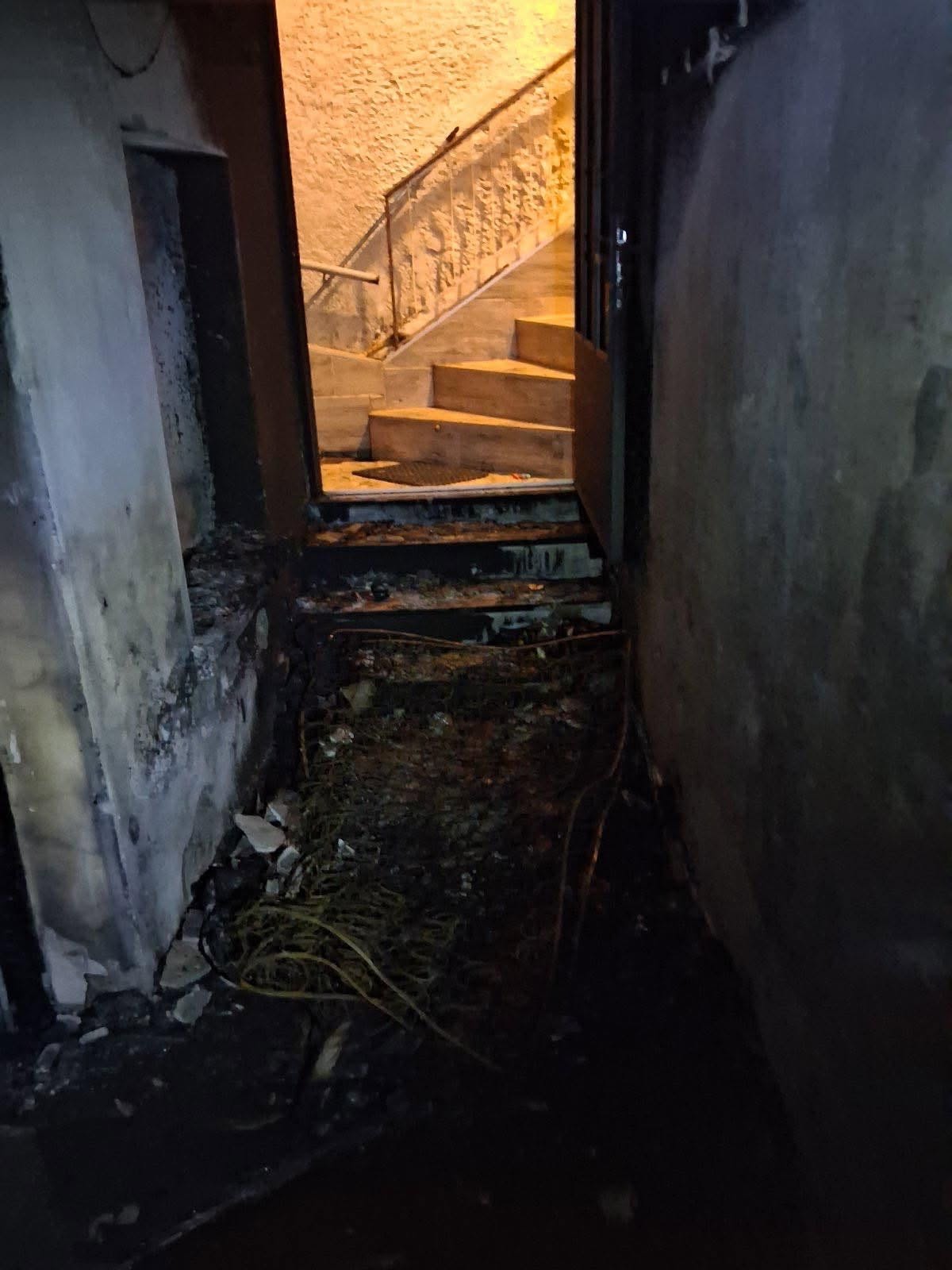 Φωτιά σε κατοικία στην Άρτα, πιθανώς από φορτιστή – Στο νοσοκομείο άνδρας με έγκαυμα