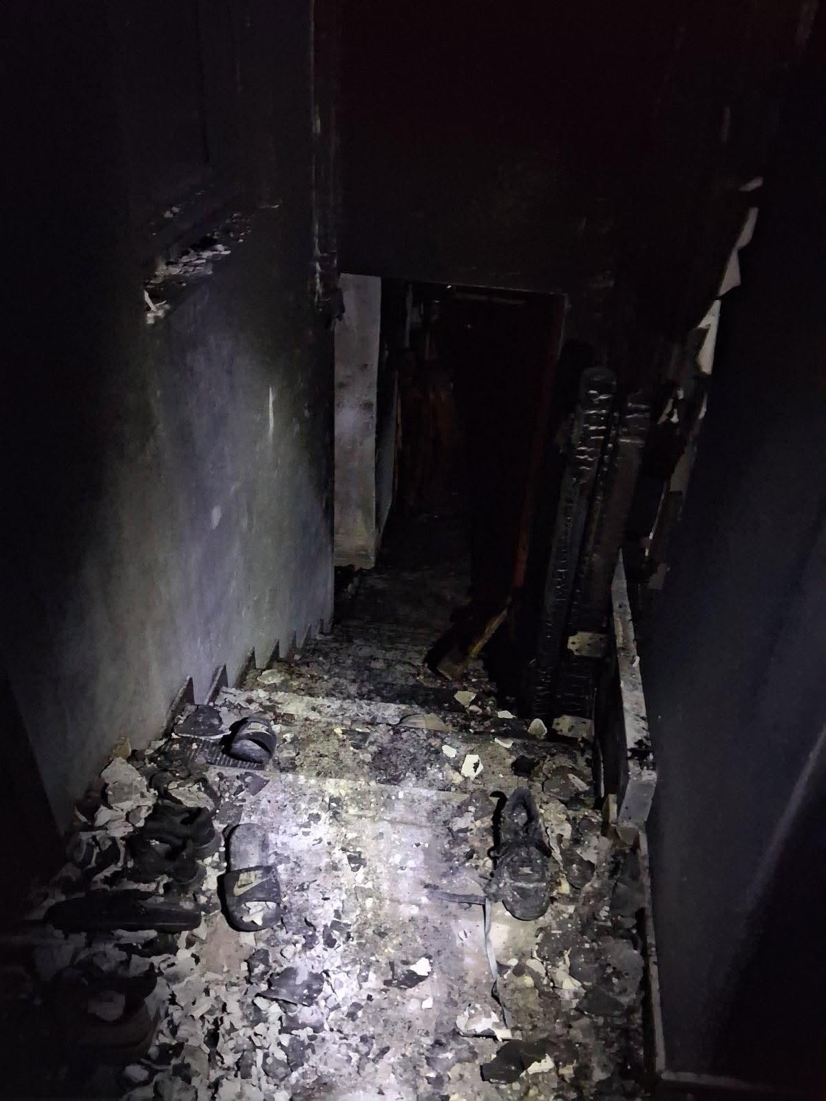 Φωτιά σε κατοικία στην Άρτα, πιθανώς από φορτιστή – Στο νοσοκομείο άνδρας με έγκαυμα