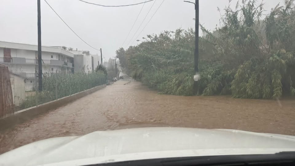 Πλημμύρες και κατολισθήσεις στη Σκιάθο