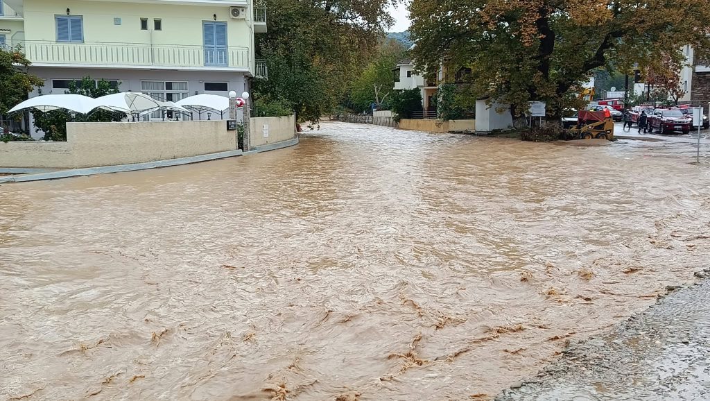 Κακοκαιρία στο Νότιο Πήλιο: Αγωνία για Πλατανιά, Μηλίνα, Χόρτο – Ζημιές σε επιχειρήσεις και κατοικίες