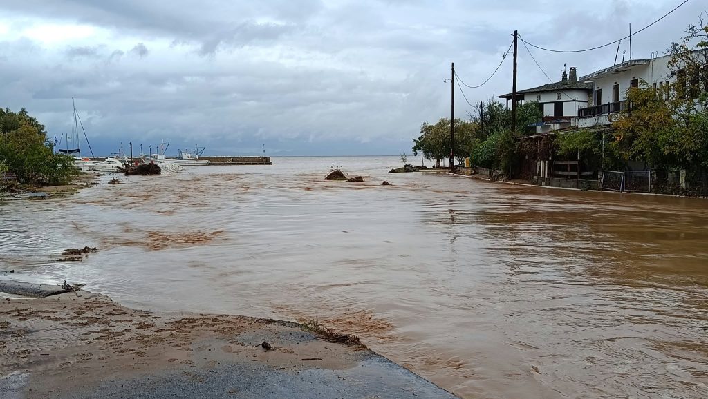 Κακοκαιρία στο Νότιο Πήλιο: Αγωνία για Πλατανιά, Μηλίνα, Χόρτο – Ζημιές σε επιχειρήσεις και κατοικίες