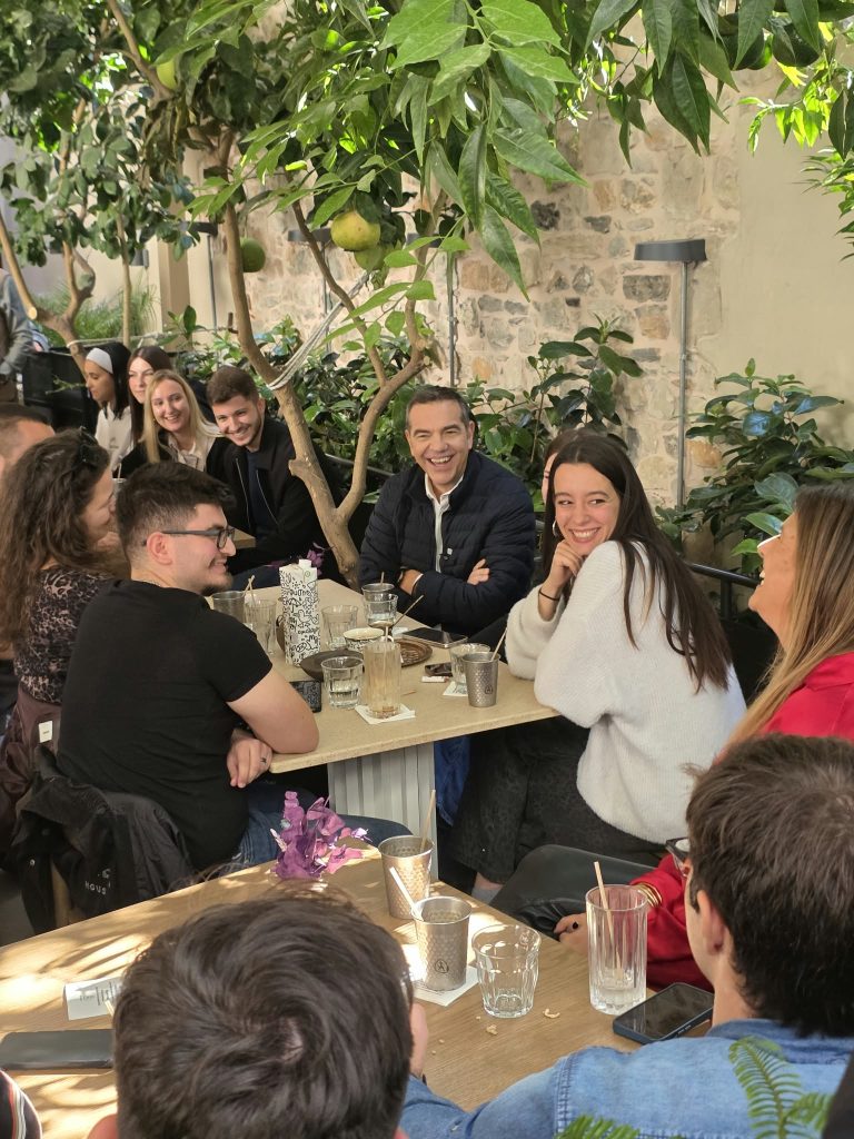 Συνάντηση Τσίπρα με φοιτητές στον Βόλο: «Οι πολιτικές Μητσοτάκη στερούν από τους νέους το δικαίωμα στο όνειρο»
