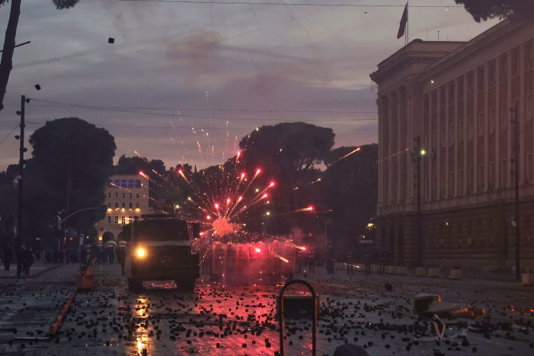 Ντούλες στο ΕΡΤnews Radio 105,8 για επεισόδια στην Αλβανία: Γενικευμένο το αίτημα για παραίτηση Ράμα – Η ομογένεια συμμετέχει στις κινητοποιήσεις