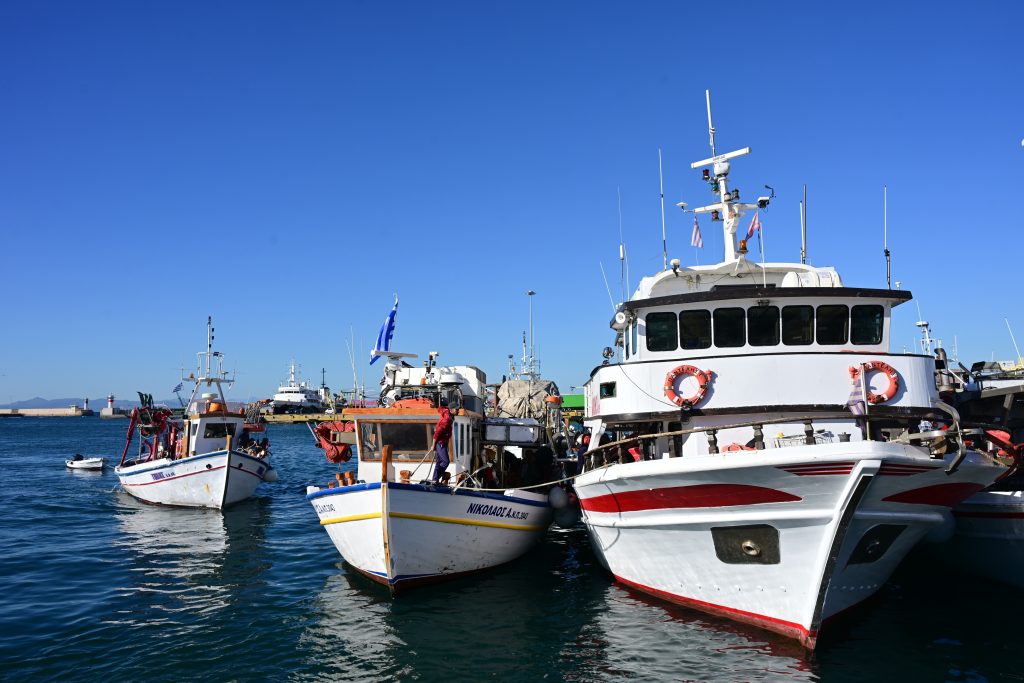 Αποκλεισμοί σε Πειραιά και Θεσσαλονίκη από τους αλιείς – Ζητούν συνάντηση με τον Β. Κικίλια