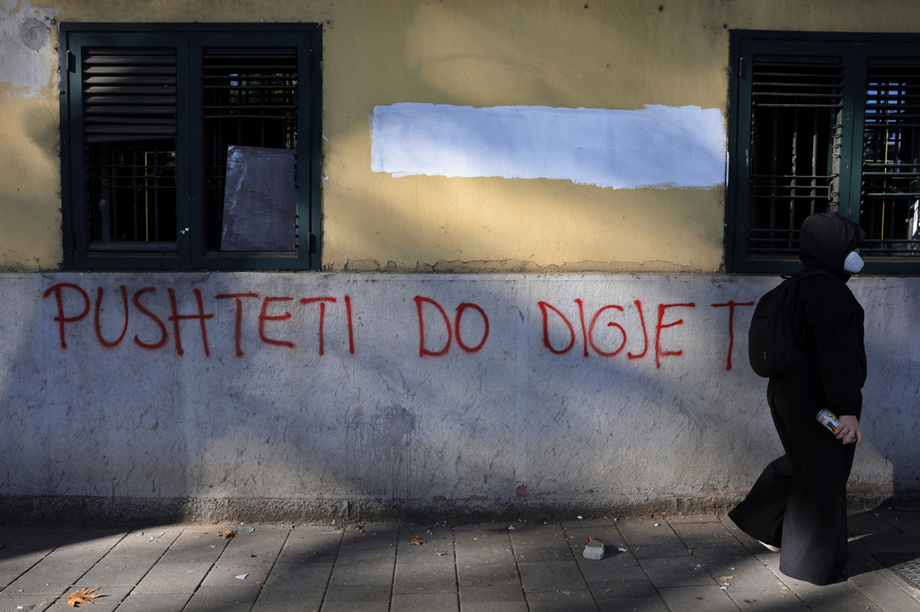 Κλιμακώνονται οι αντικυβερνητικές διαδηλώσεις στην Αλβανία: Πολιορκείται για 5η ημέρα το υπουργείο Παιδείας – Τι μεταδίδει ο απεσταλμένος του ΕΡΤnews στα Τίρανα