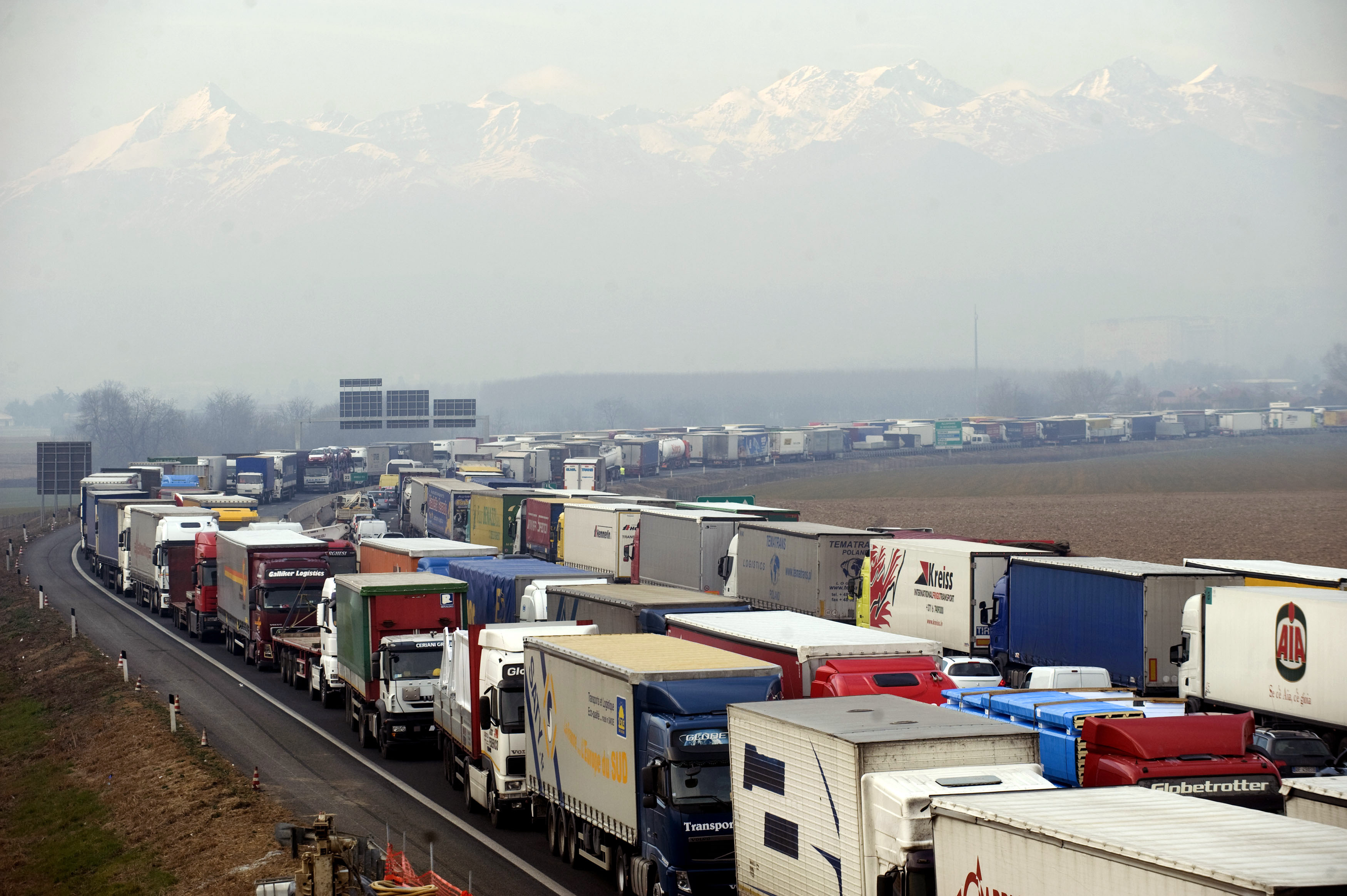 Το κύμα διαμαρτυρίας εξαπλώνεται στην Ευρώπη: Μπλόκα οδηγών και αγροτών στην Ιταλία – Κινητοποιήσεις για τη στέγαση στην Πορτογαλία
