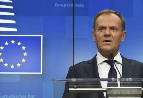 Γλυφάδα: Άγνωστη η ταυτότητα του άνδρα που έπεσε νεκρός με 8 πυροβολισμούς – Καλλιακμάνης:  «Ήθελαν να του κλείσουν το στόμα»