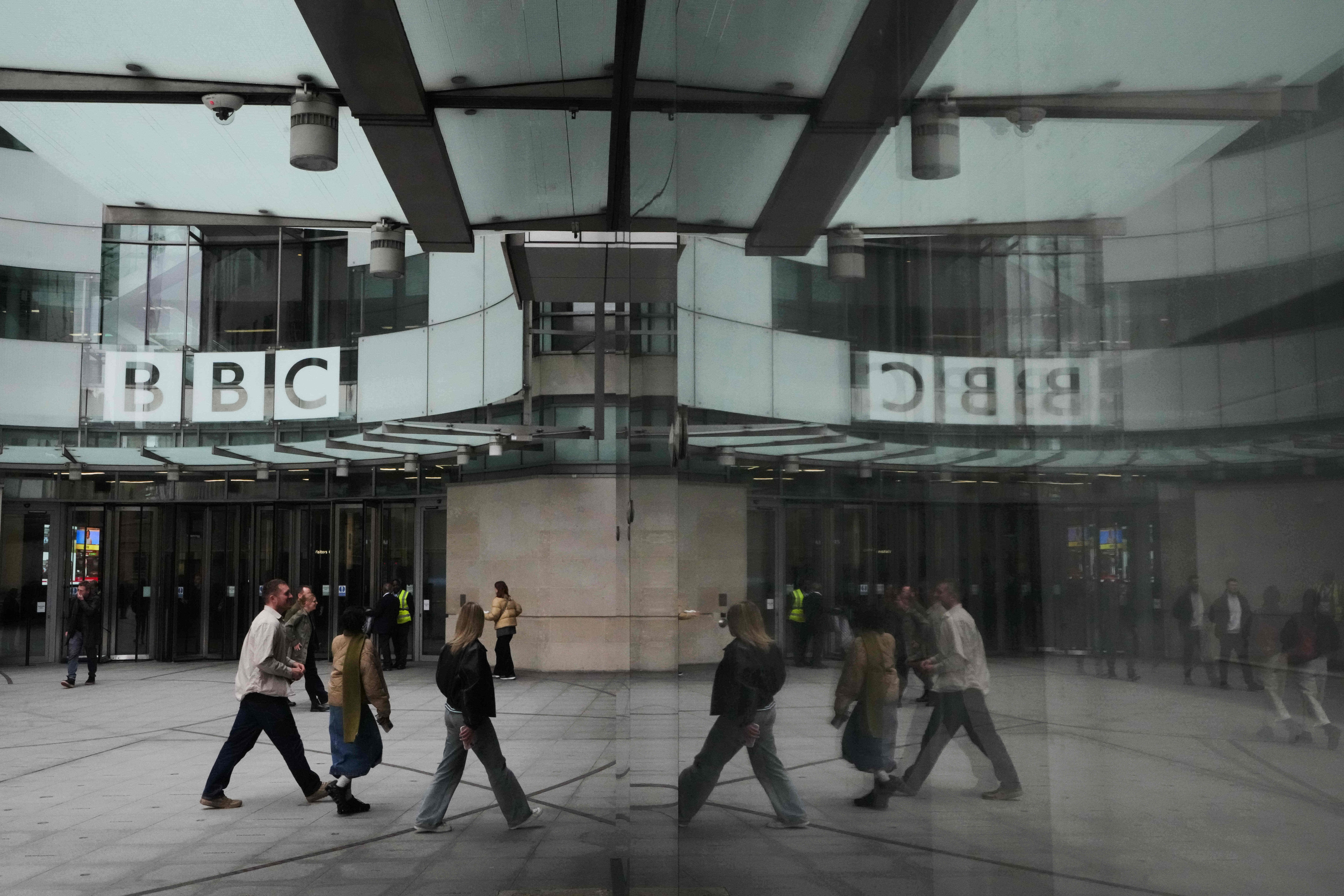 Το BBC κλείνει δύο τηλεοπτικά κανάλια και έναν ραδιοφωνικό σταθμό – Περικοπές έως 2.000 θέσεων εργασίας