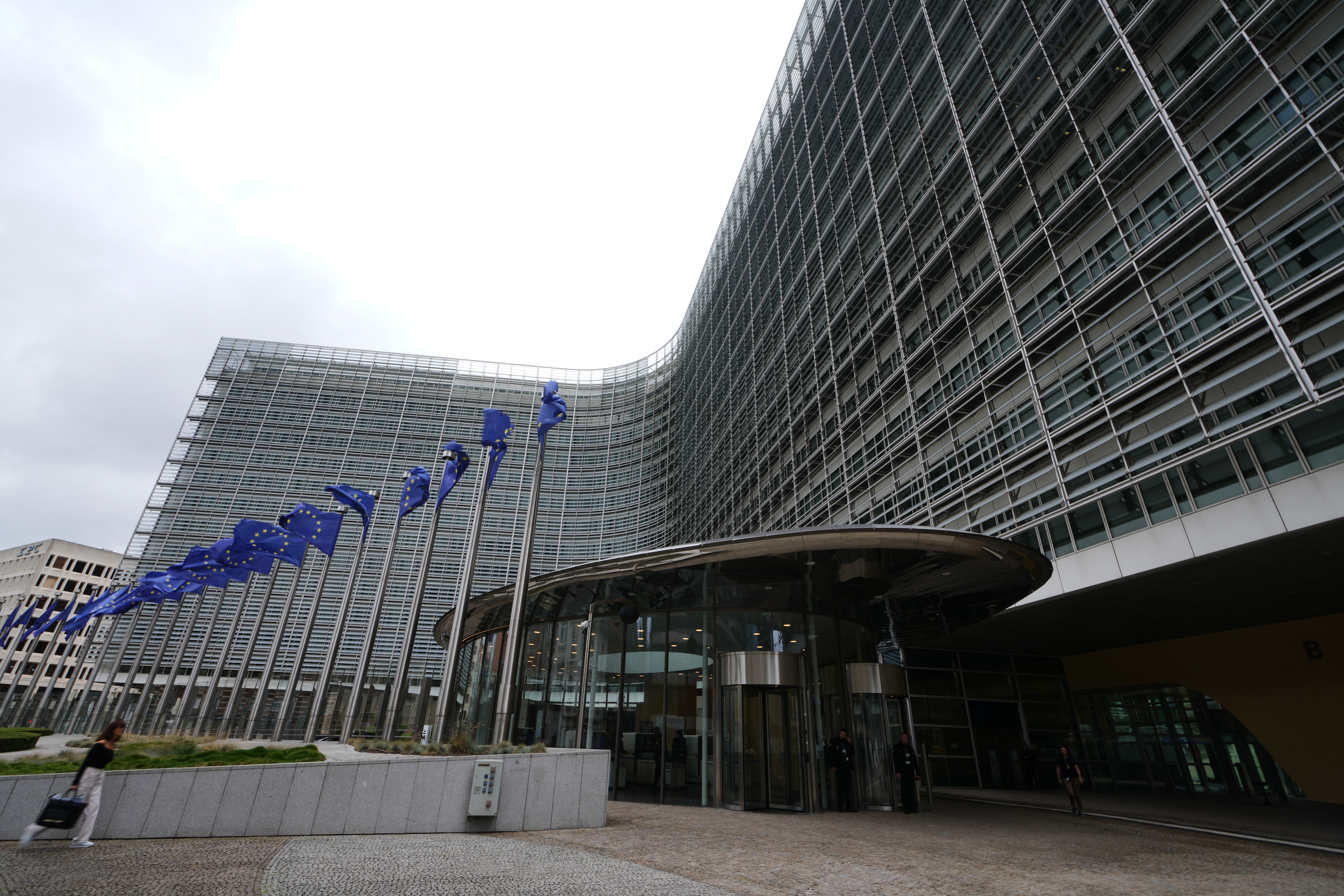 Κομισιόν μετά τη συμφωνία Τραμπ–Πούτιν για το ντίζελ: Η Ευρώπη δεν θέλει να χρηματοδοτεί τον πόλεμο της Ρωσίας