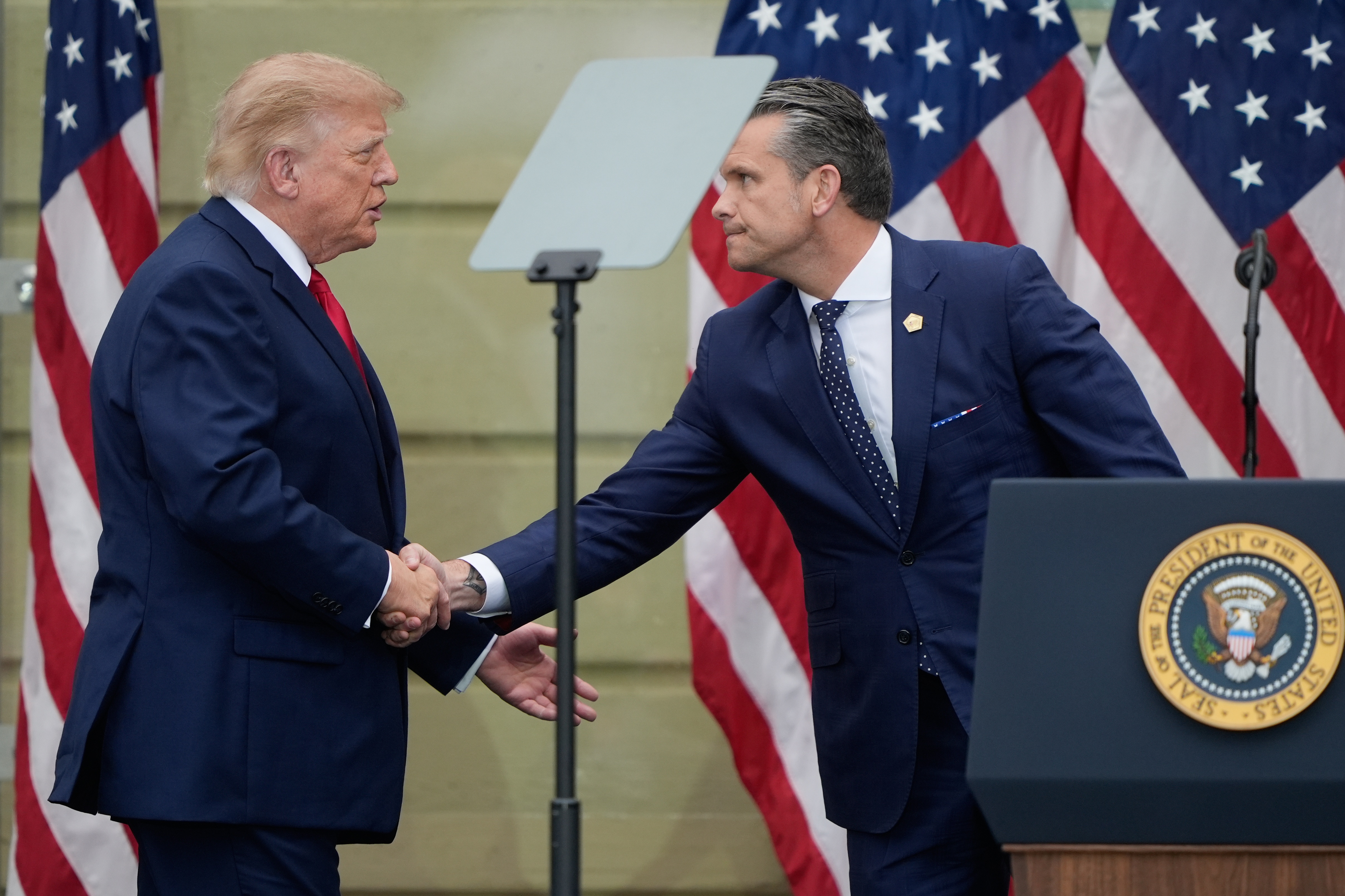 Έτοιμες οι ΗΠΑ για σφοδρά πλήγματα κατά του Ιράν μέσα σε 96 ώρες από την εντολή Τραπ, λένε αξιωματούχοι