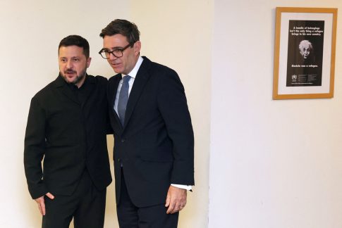 Αιγάλεω: Δύσκολη μάχη με τη φωτιά σε δύο βιοτεχνίες υφασμάτων – Προληπτική εκκένωση όσων βρίσκονται σε ακτίνα 400 μέτρων