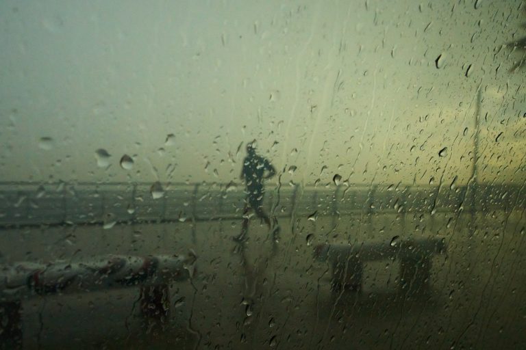 Χειμωνιάτικο σκηνικό με καταιγίδες, θυελλώδεις ανέμους και πτώση της θερμοκρασίας σε όλη τη χώρα – Η πρόγνωση από την Ν. Ζιακοπούλου
