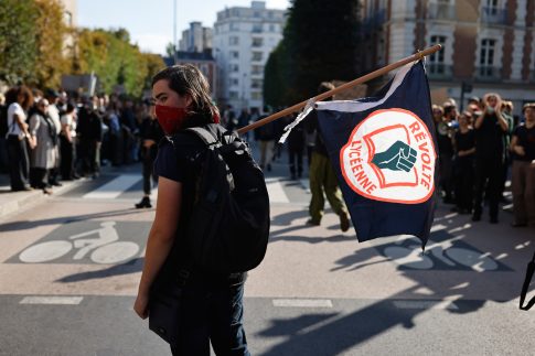 Μένουμε στο σπίτι <br/> και διαβάζουμε ένα καλό βιβλίο
