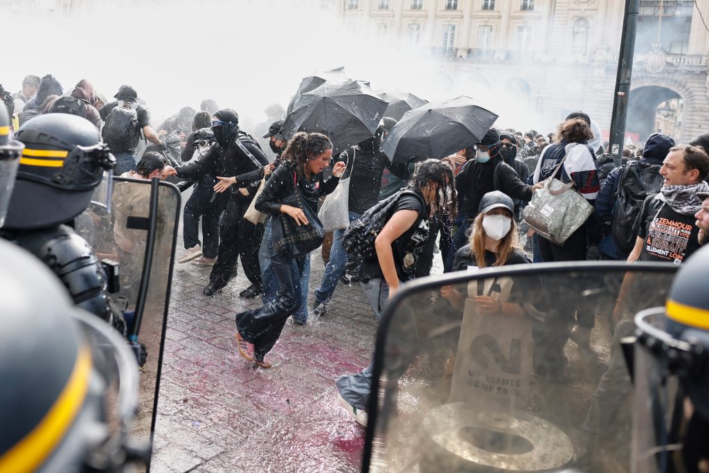 Γαλλία: Μαθητικός ξεσηκωμός σε όλη τη χώρα – Στο στόχαστρο η πολιτική Μακρόν για την εκπαίδευση