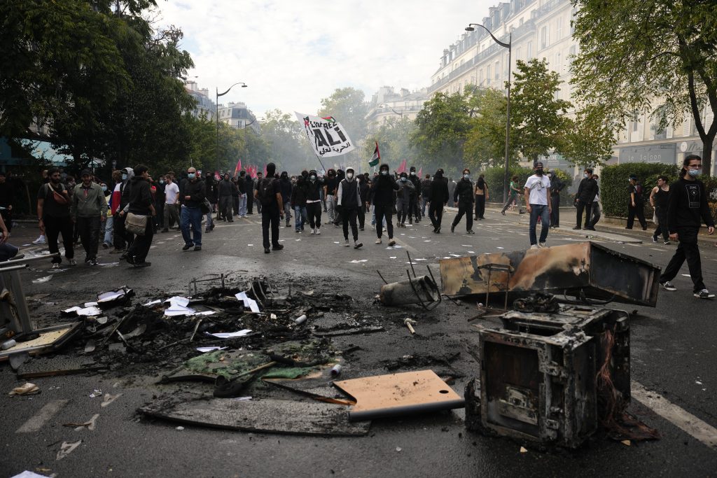 Μαθητικές κινητοποιήσεις στη Γαλλία: Δεκάδες χιλιάδες στους δρόμους – Για βιαιοπραγία κατηγορείται αστυνομικός μετά τον τραυματισμό μαθητή