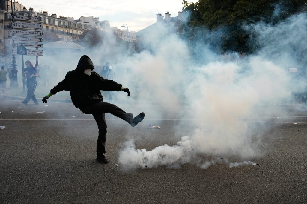 Μαθητικές κινητοποιήσεις στη Γαλλία: Δεκάδες χιλιάδες στους δρόμους – Για βιαιοπραγία κατηγορείται αστυνομικός μετά τον τραυματισμό μαθητή