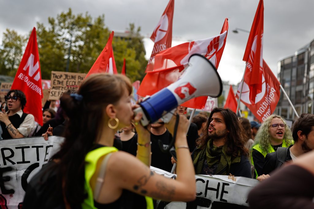 Γαλλία: Πολιτικό χρώμα αποκτούν οι μαθητικές κινητοποιήσεις – Η παρέμβαση Μελανσόν ενόψει νέων διαδηλώσεων