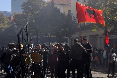 Νίκος Βέττας στο ΕΡΤnews Radio 105,8: Η ελληνική οικονομία περπατά σταθερά – Δεν καλπάζει