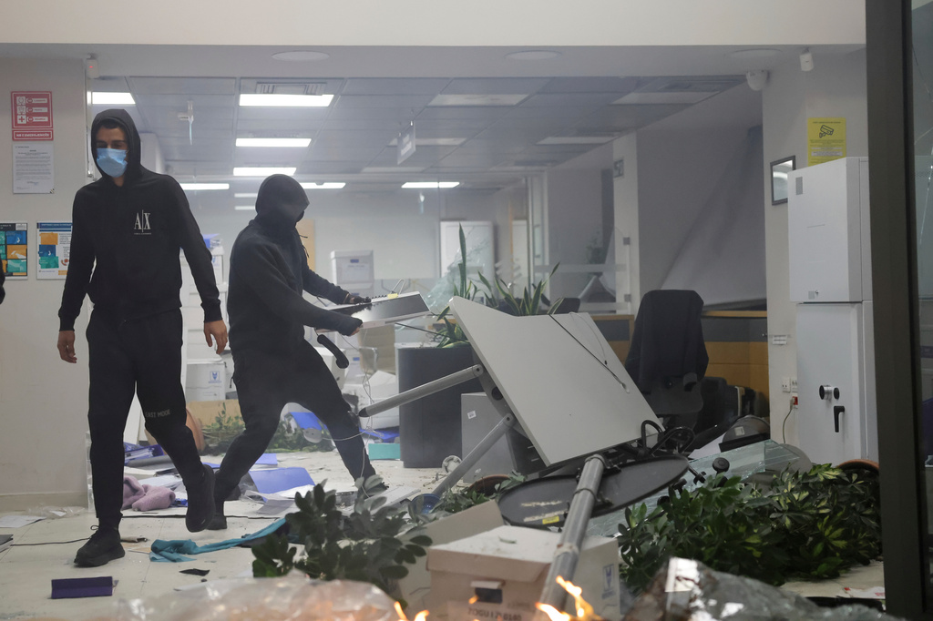 Αλβανία: Συνεχίζονται τα επεισόδια στα Τίρανα – Έκκληση της κυβέρνησης για αποκλιμάκωση