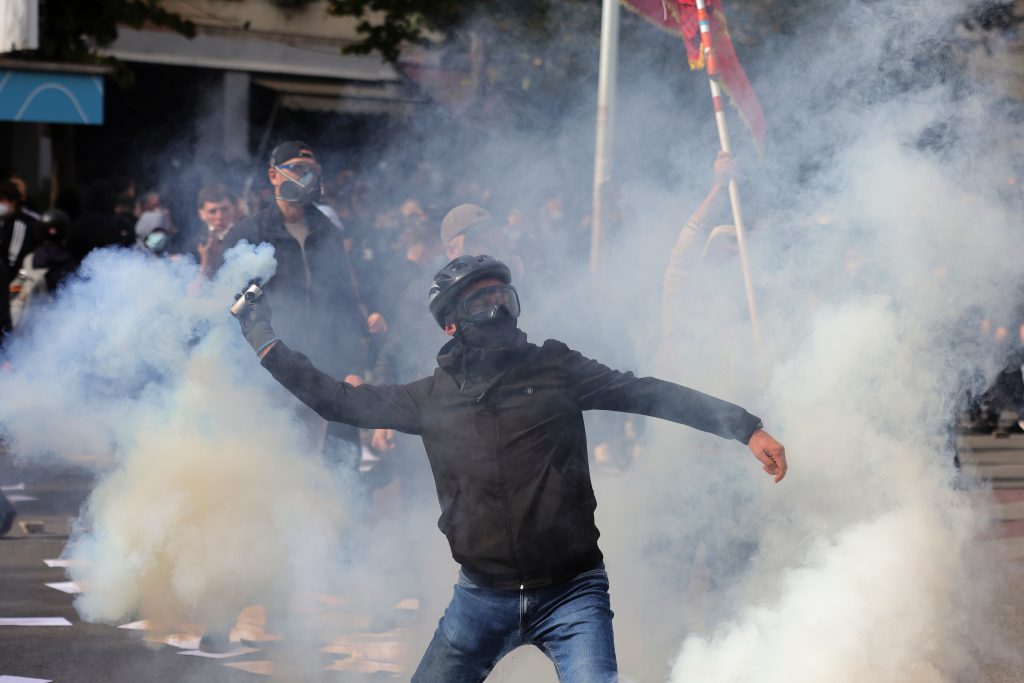 Κλιμακώνεται η ένταση των διαδηλώσεων στην Αλβανία: Με δακρυγόνα και ρίψεις νερού απαντά η αστυνομία – Το ΕΡΤnews στα Τίρανα
