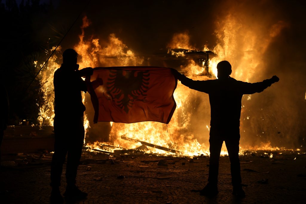 Βίαια επεισόδια στην Αλβανία: Διαδηλωτές επιχείρησαν να εισβάλουν στο πρωθυπουργικό γραφείο – «Δεν παραιτούμαι», λέει ο Ράμα