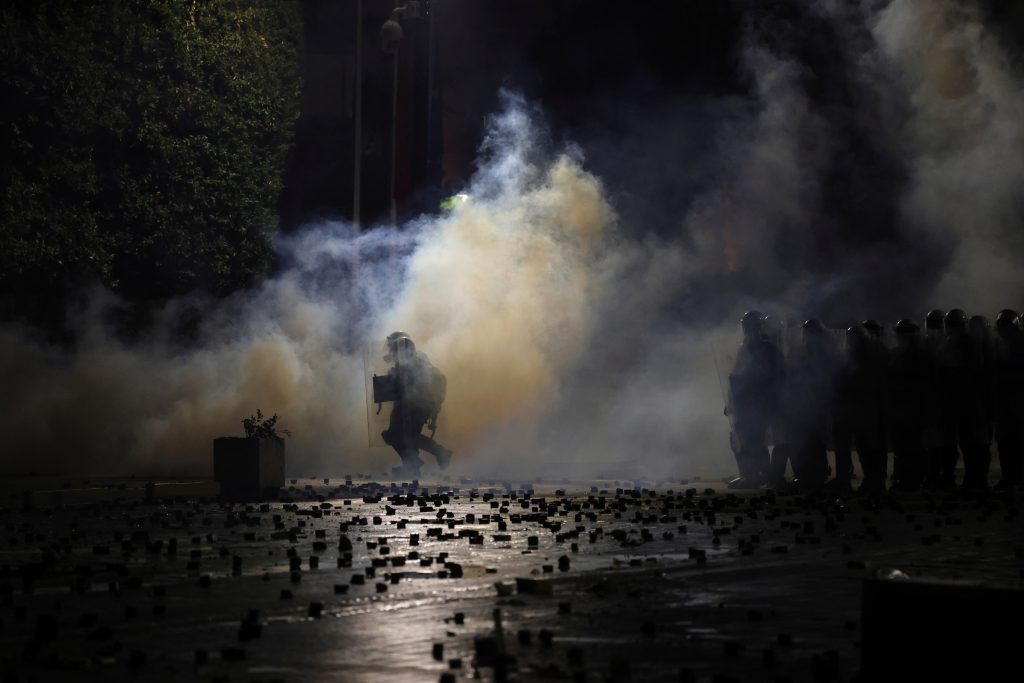 Κλιμακώνεται η ένταση των διαδηλώσεων στην Αλβανία: Με δακρυγόνα και ρίψεις νερού απαντά η αστυνομία – Το ΕΡΤnews στα Τίρανα