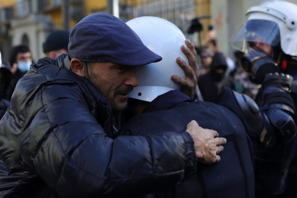 Το ΕΡΤnews στην Αλβανία: Σκηνικό πολέμου στα Τίρανα για έκτη ημέρα – Ο Ράμα ξήλωσε τα πεζοδρόμια έξω από το γραφείο του