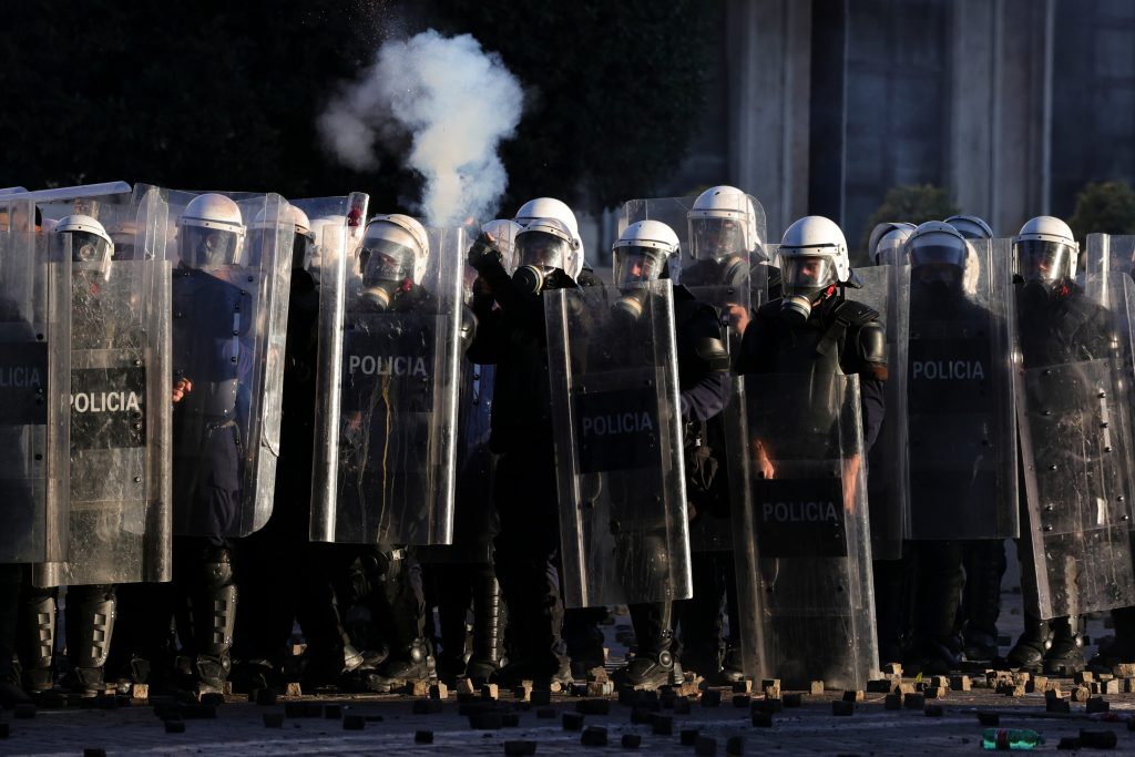 Κλιμακώνονται οι αντικυβερνητικές διαδηλώσεις στην Αλβανία: Νέο κάλεσμα για κινητοποιήσεις σήμερα – Τι μεταδίδει ο απεσταλμένος του ΕΡΤnews στα Τίρανα