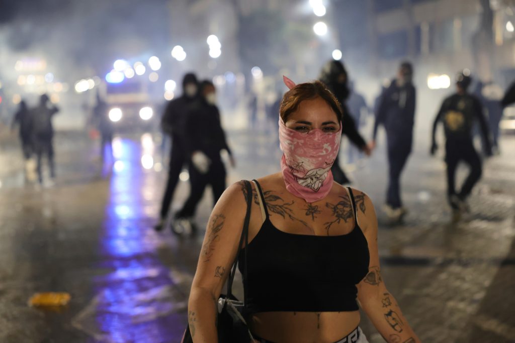 Το ΕΡΤnews στην Αλβανία: Σκηνικό πολέμου στα Τίρανα για έκτη ημέρα – Ο Ράμα ξήλωσε τα πεζοδρόμια έξω από το γραφείο του