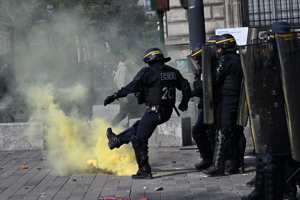 Γαλλία: «Πεδίο μάχης» το Παρίσι – Επεισόδια και βανδαλισμοί με τη συμμετοχή 200.000 διαδηλωτών