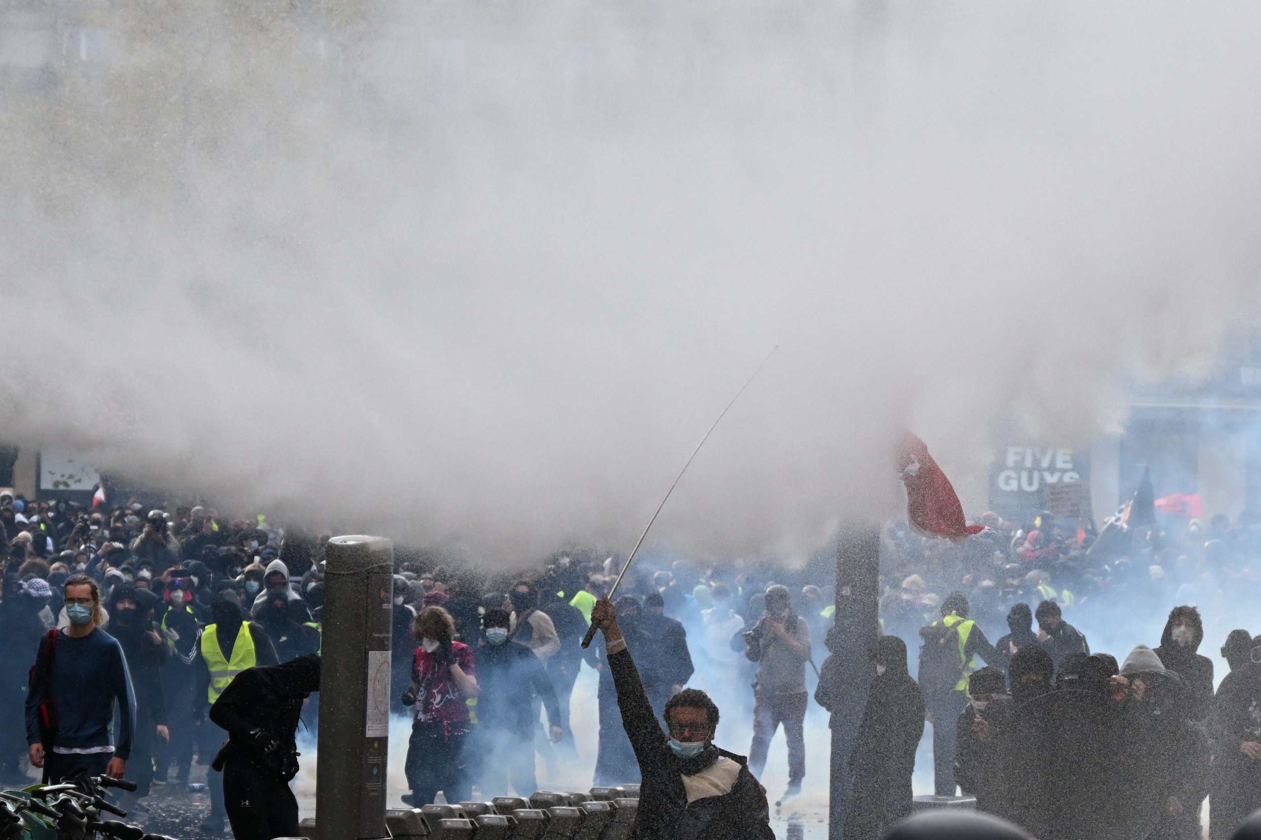 Γαλλία: Βανδαλισμοί στα δημαρχεία της Μασσαλίας και της Λιλ – «Πεδίο μάχης» το Παρίσι