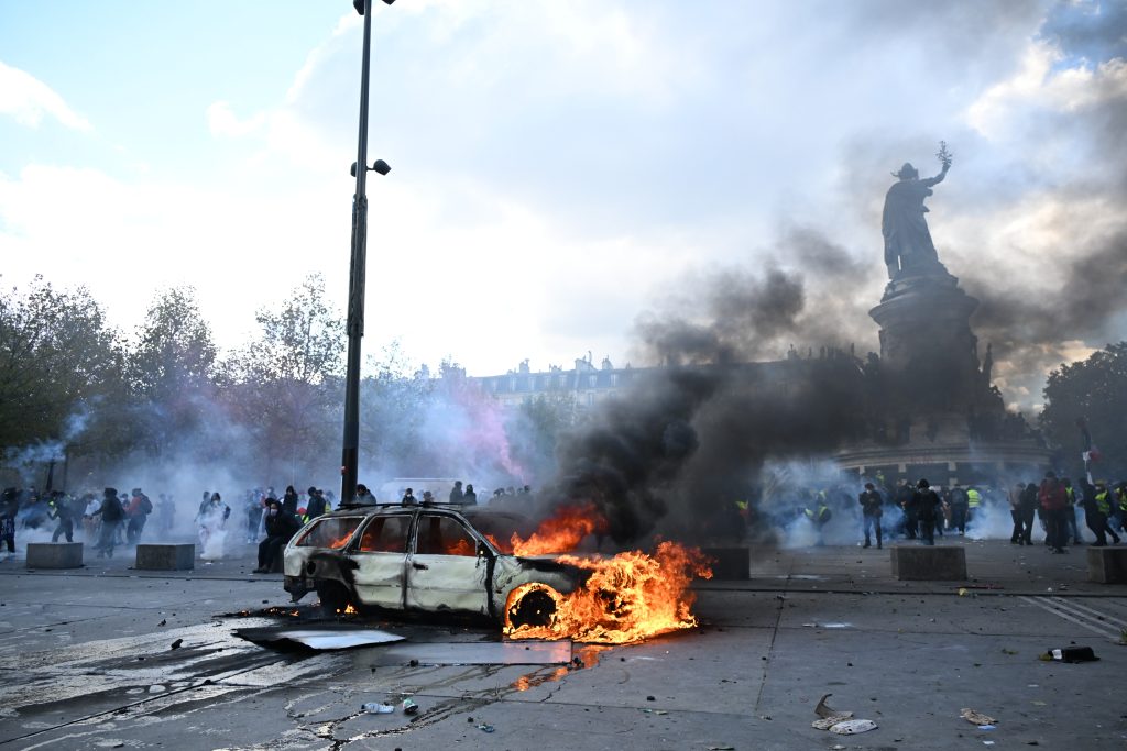 Στις φλόγες η Γαλλία: Σκηνές χάους σε Παρίσι, Μασσαλία και Λυών – Ακρωτηριάστηκε διαδηλωτής στο Σεντ Ετιέν