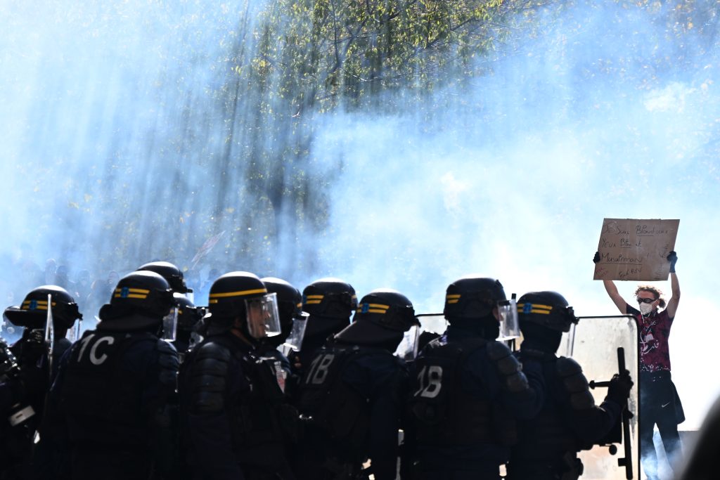 Στις φλόγες η Γαλλία: Σκηνές χάους σε Παρίσι, Μασσαλία και Λυών – Ακρωτηριάστηκε διαδηλωτής στο Σεντ Ετιέν